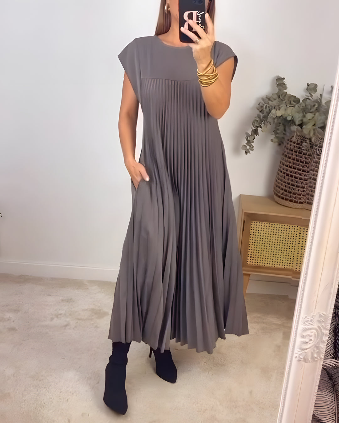 Cindy - Sleeveless Pleated Dress